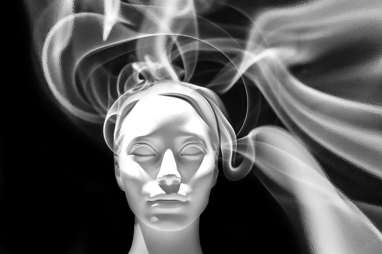 White mannekin head with white smoke