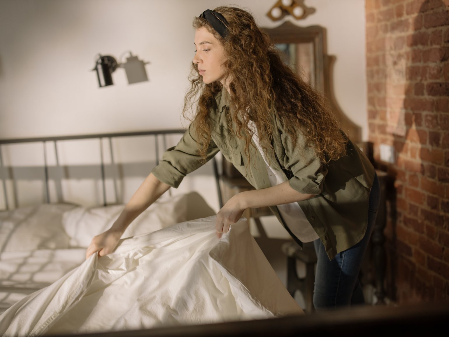 lady changing the bedsheets