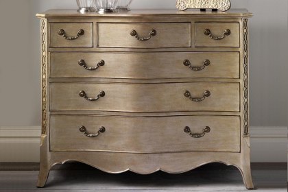 Georgian Leafed Chest of Drawers Georgian Leafed Chest of Drawers