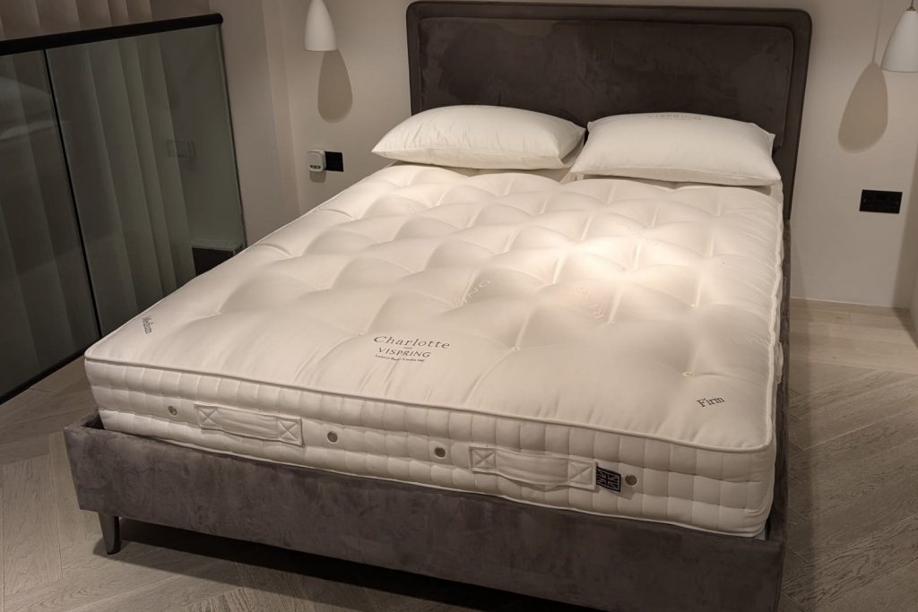 Vispring Charlotte Bedstead & Mattress - King Size - Ex Display. Vispring Charlotte Bedstead & Mattress - King Size - Ex Display.