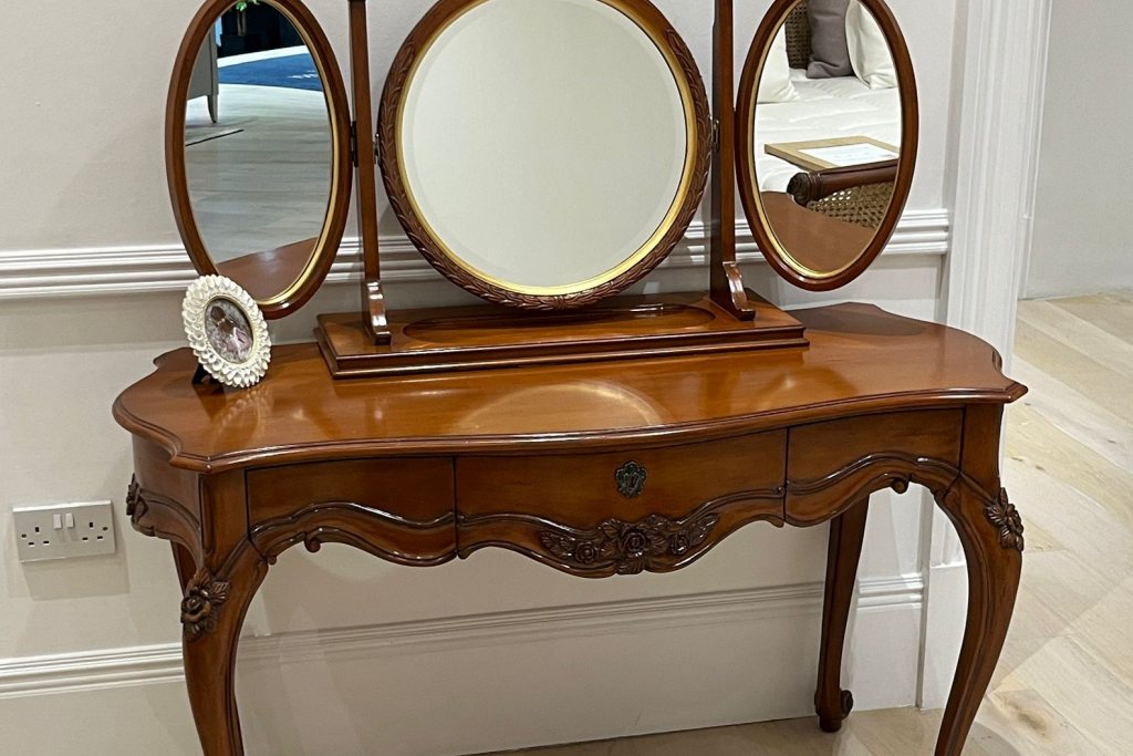 Louis XV Dressing Table & Mirror - Ex Display. Louis XV Dressing Table & Mirror - Ex Display.