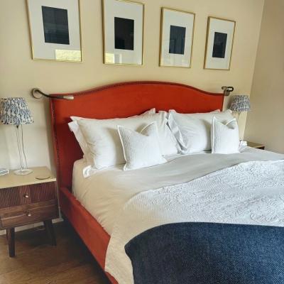 AS SEEN IN YOUR HOME: The festive season is over, but this doesn't mean red must go! We love this cho...