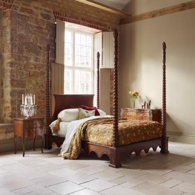 A contemporary take on the classic enclosed four poster style, the Venetian Bed doesn't include a tes...